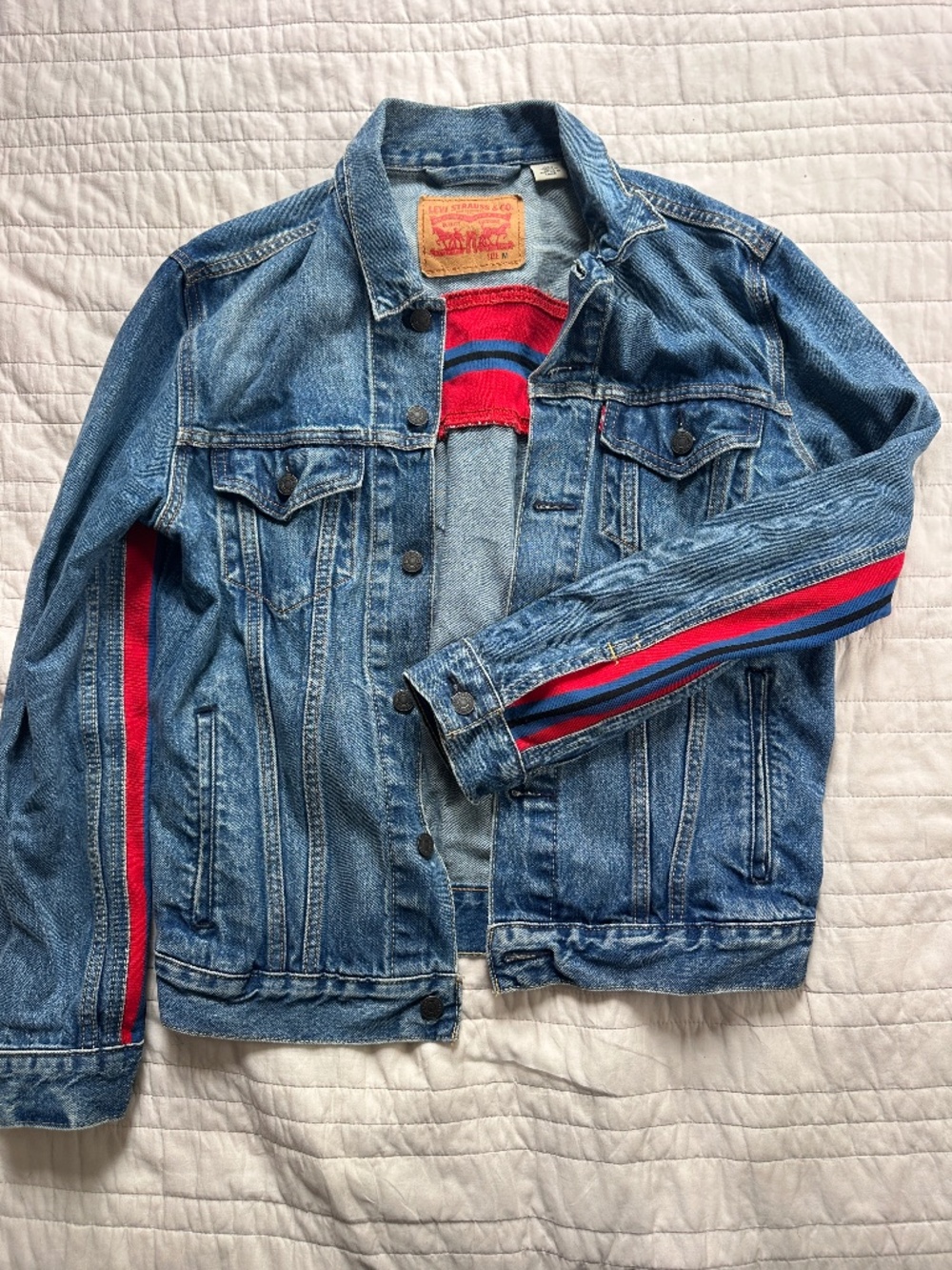 NWT Men's Levi's Bolt Red Stripe Trucker Blue Denim Jean Jacket Medium